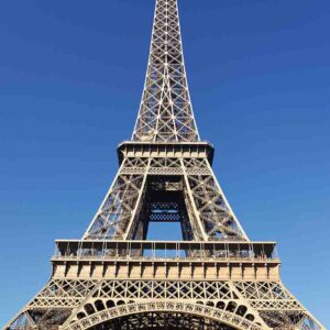 تصویر برج ایفل در پس زمینه آسمان آبی