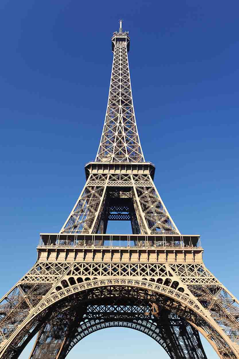 تصویر برج ایفل در پس زمینه آسمان آبی